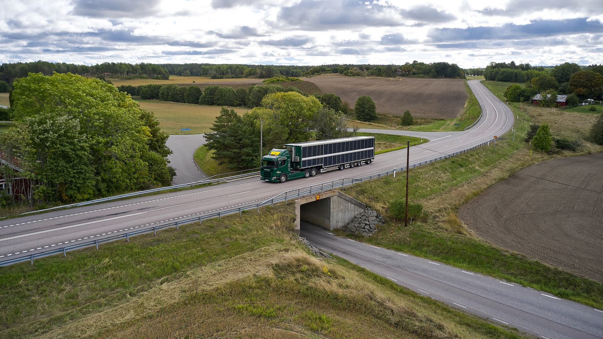 Scania v rámci dvouletého výzkumu testuje tento hybridní nákladní vůz