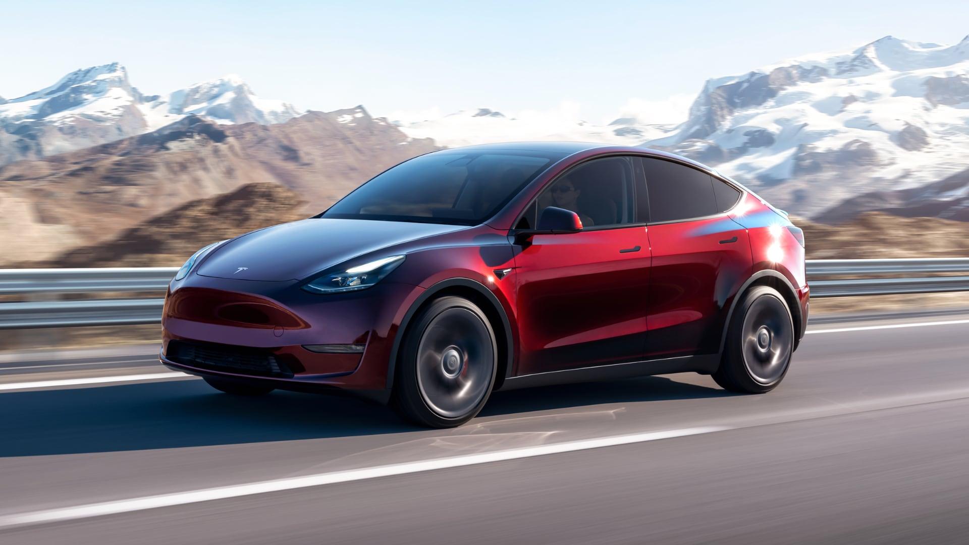 Tesla Model Y (2023) Midnight Cherry Red