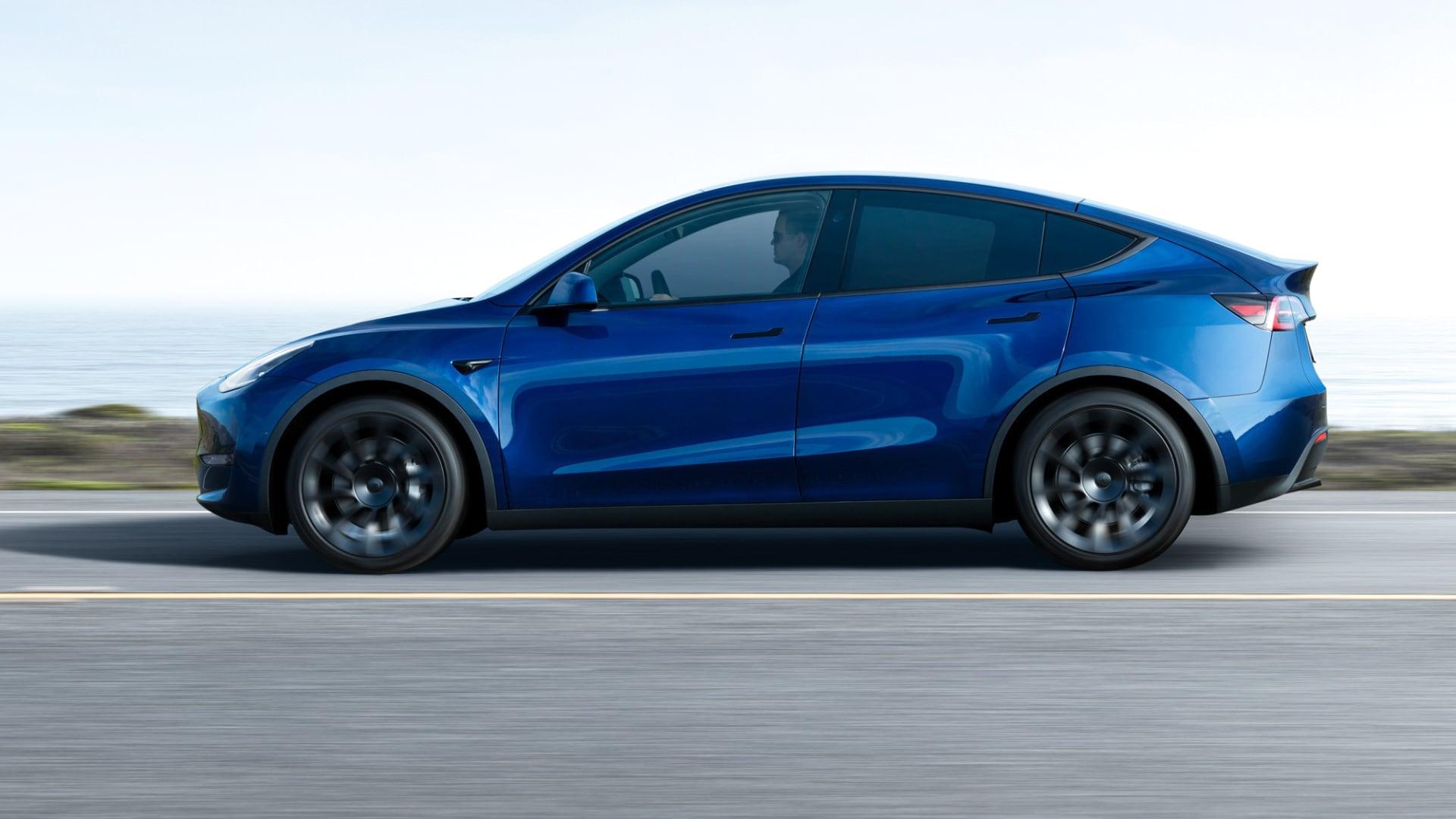 Tesla Model Y (2023) v modré barvě