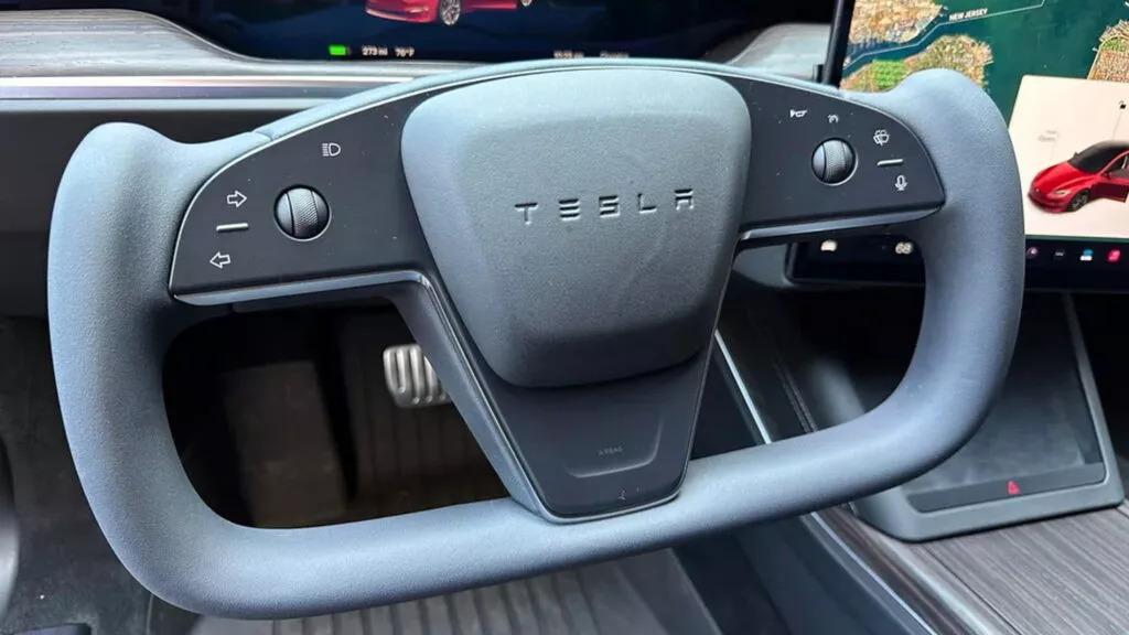 Nepěkná vada na volantu Tesla Yoke