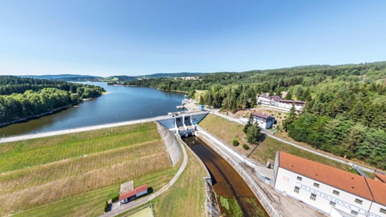 Zájem o prohlídku vodní elektrárny Lipno je enormní. ČEZ přidává nové termíny