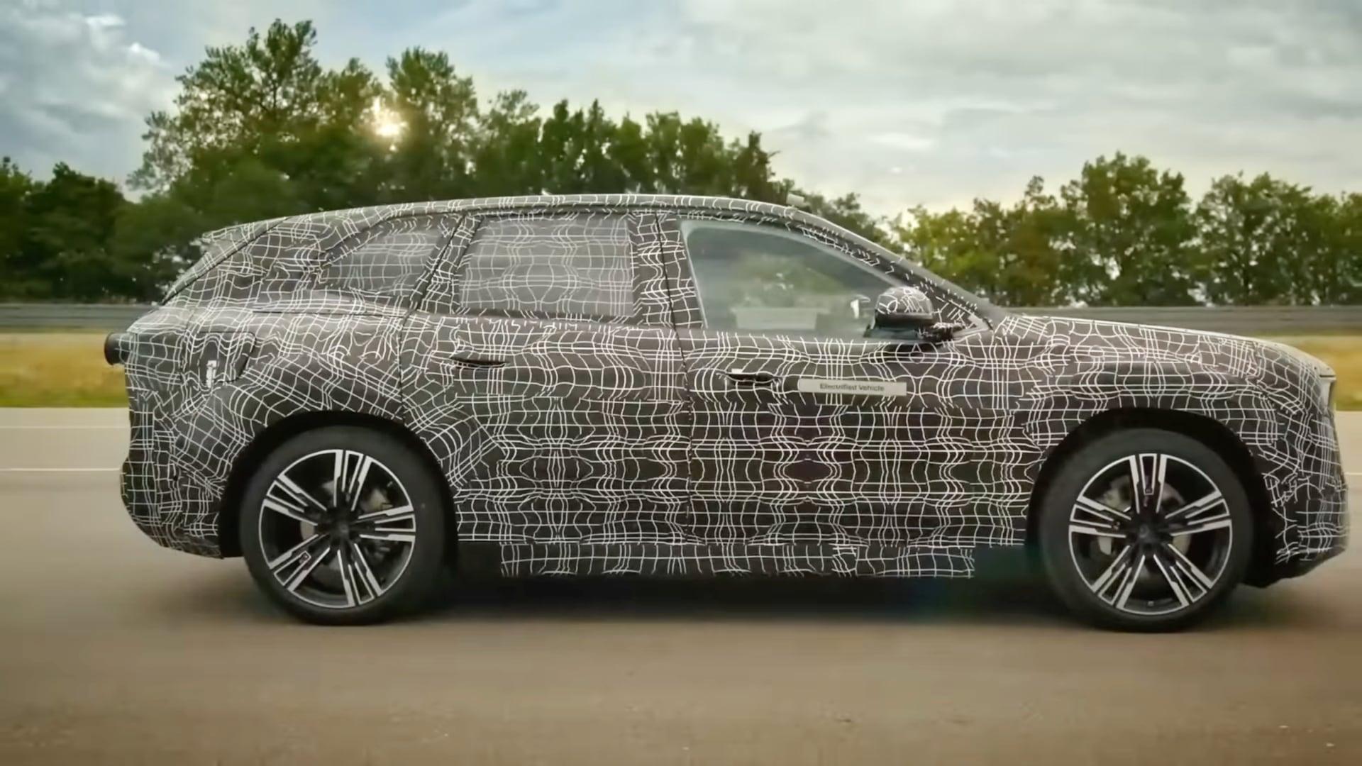 Co zrakům novinářů uniklo? BMW v Mnichově poodhalilo také SUV model Neue Klasse