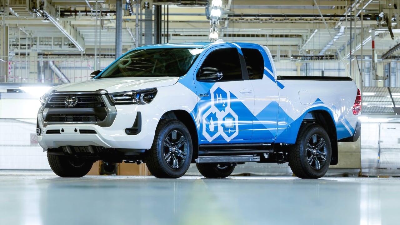 Toyota představila prototyp vodíkového modelu Hilux, dojezd má přes 600 km