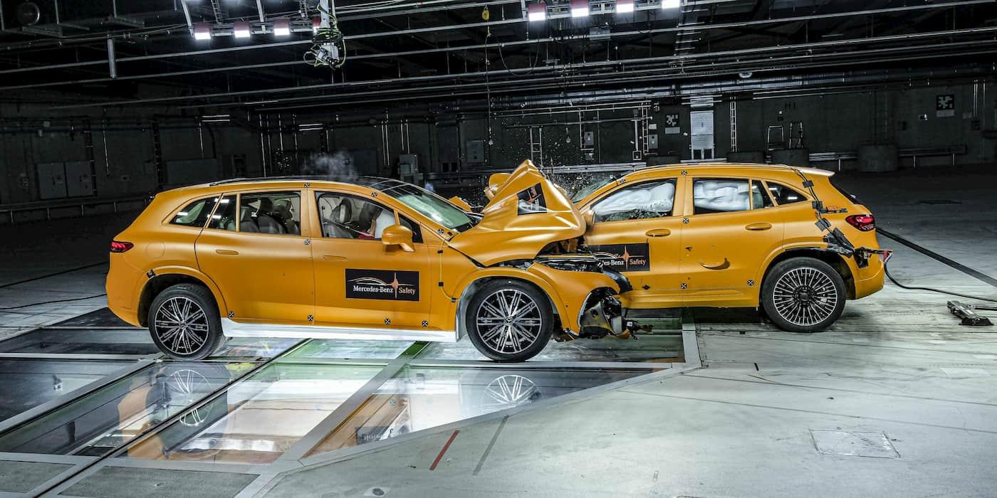 Unikátní crashtest! Jak dopadla srážka dvou elektromobilů od Mercedesu?