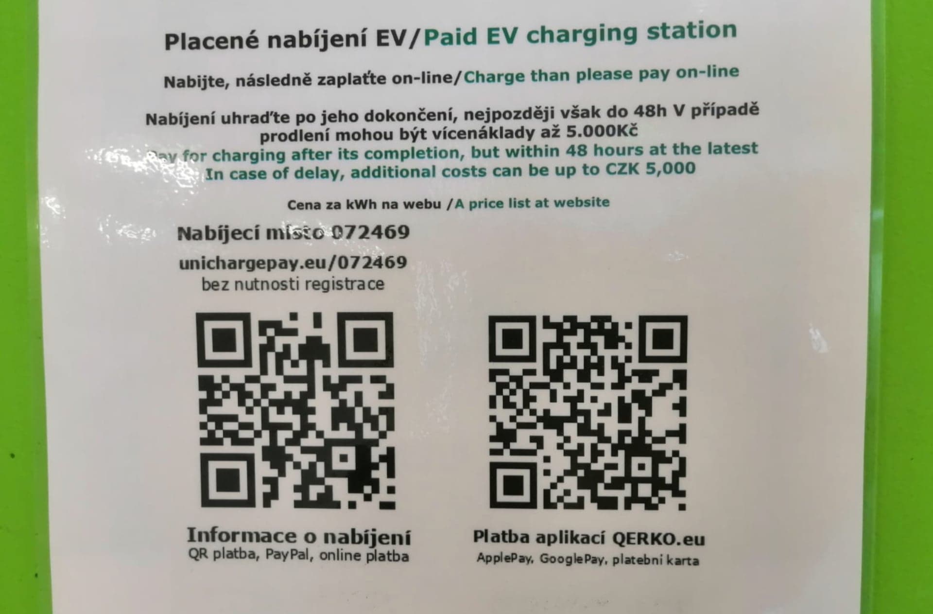 Cedule s upozorněním na placené nabíjení, kterou někteří záměrně ignorují a ujíždí bez placení