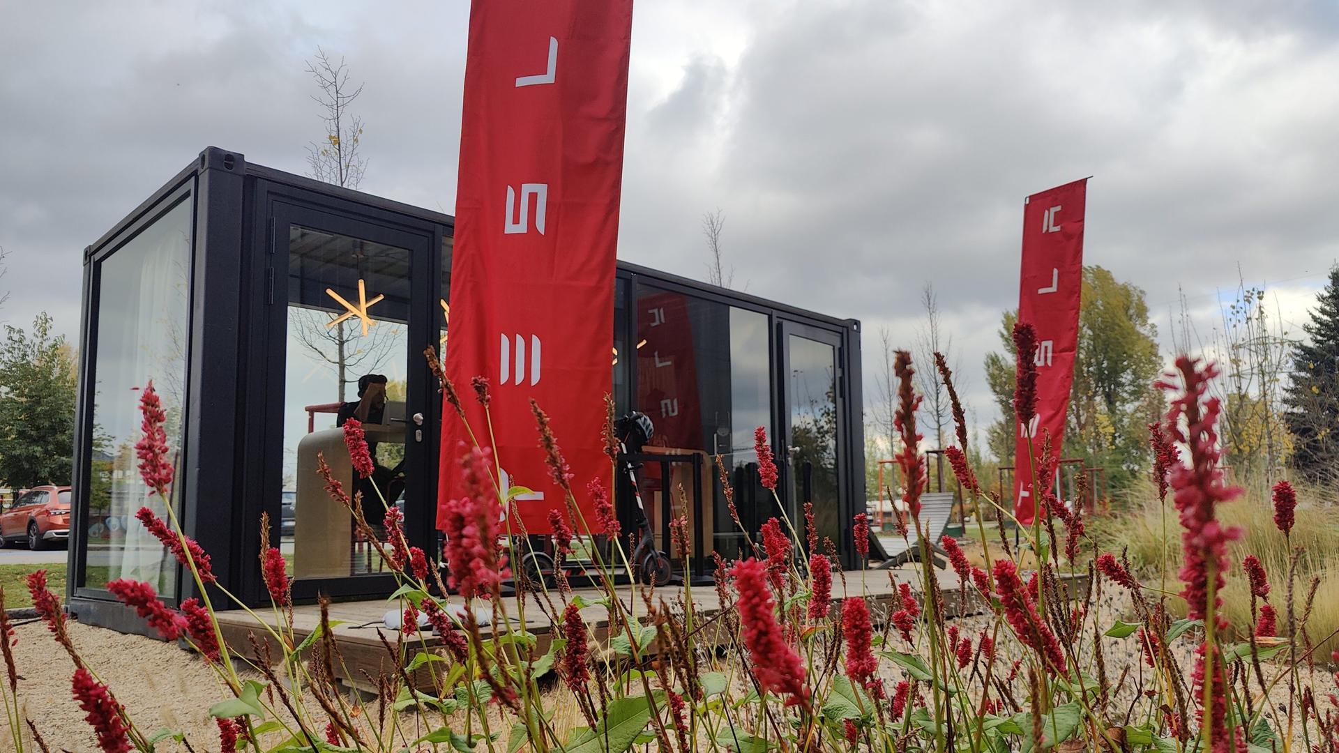 Navštívili jsme nový Tesla Store v Brně. Jak vypadá a co se zde chystá dál?