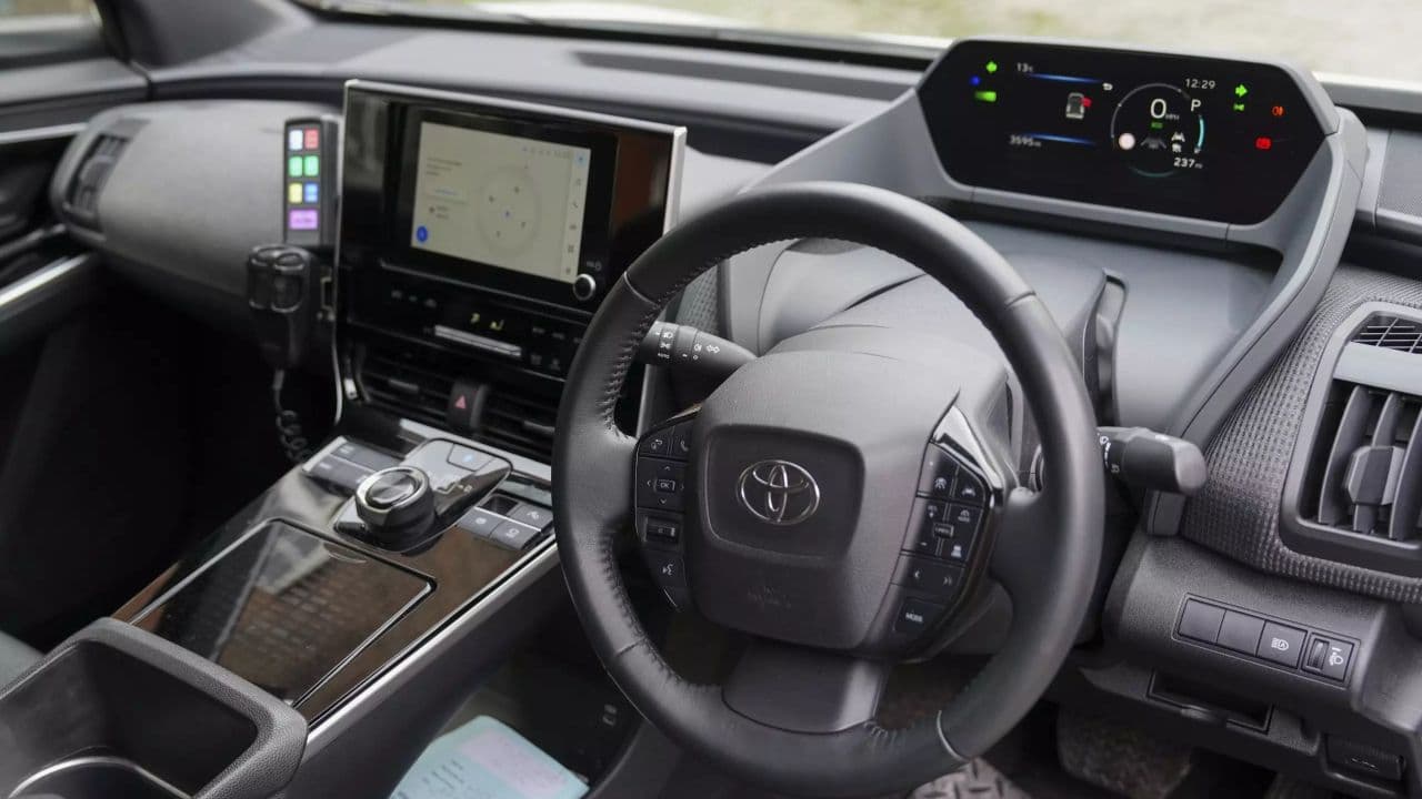 Toyota bZ4X policie interiér
