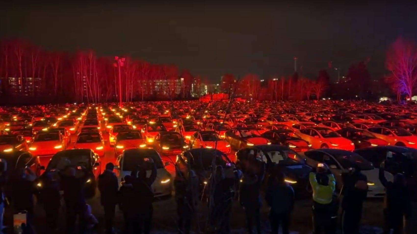 Větší světelnou show s Teslami ještě svět neviděl, padl nový rekord