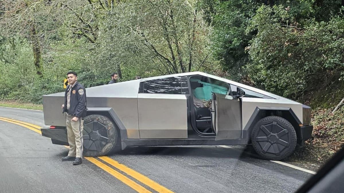 Cybertruck měl první bouračku. Vypadá to, že ze srážky s Toyotou dopadl mnohem lépe