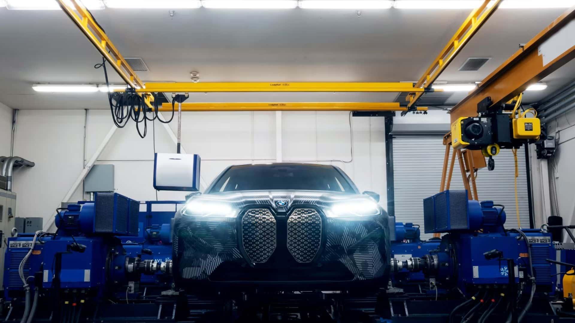 BMW sází na umělou inteligenci. Pomůže vyvinout přelomové baterie?