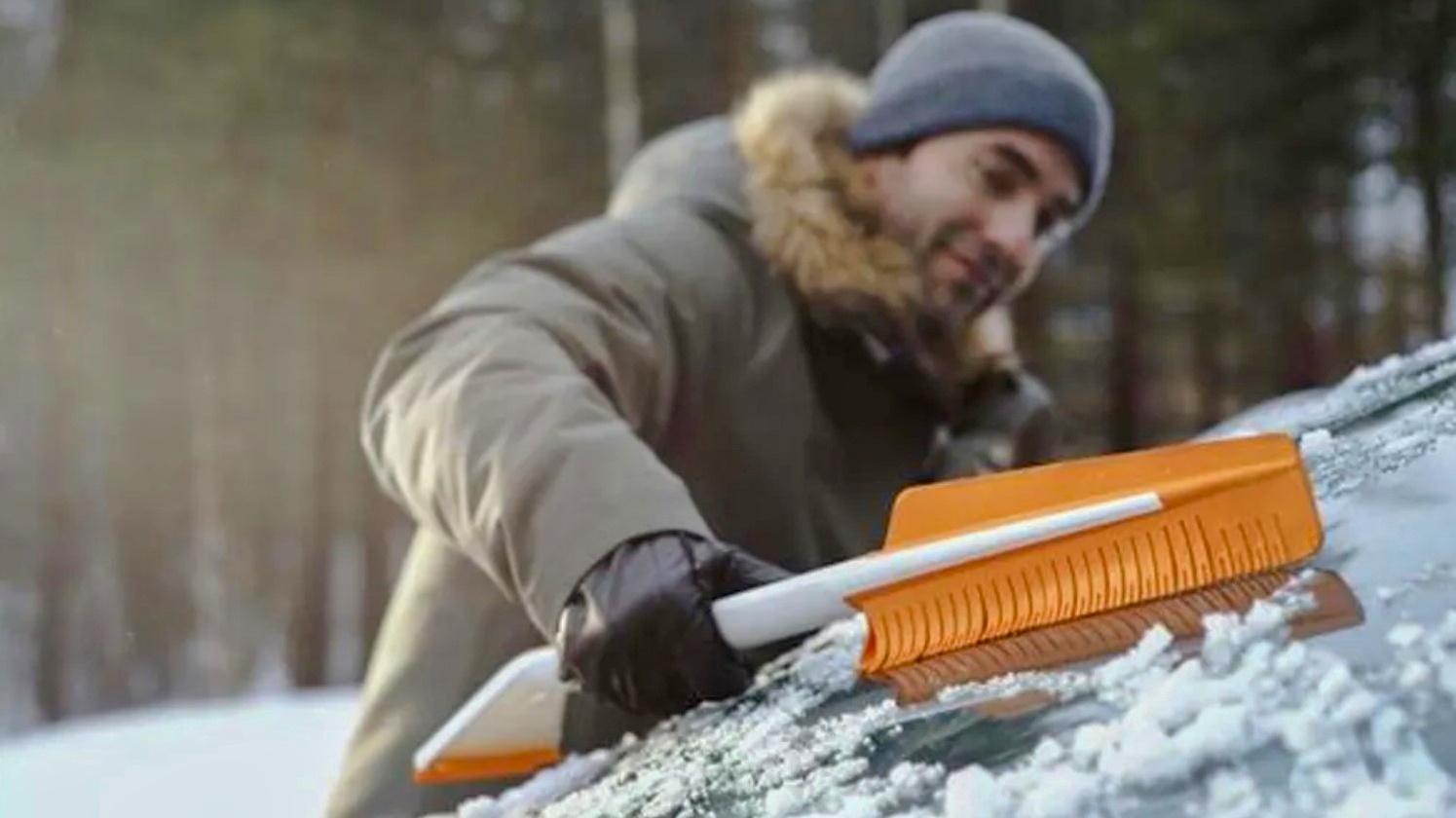 Škrabka kombinovaná se smetáčkem Fiskars SnowEXpert 1019352 | foto: Fiskars