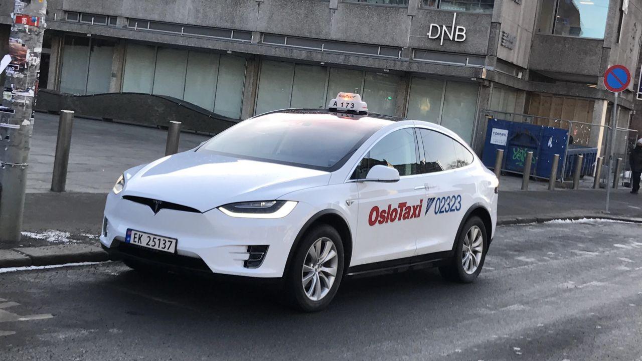 Tesla Model X jako taxi v norském Oslo