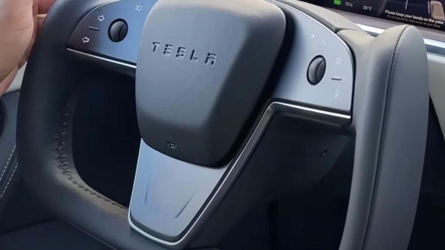 Tesla vylepšila „yoke“ volant způsobem, po kterém uživatelé volali