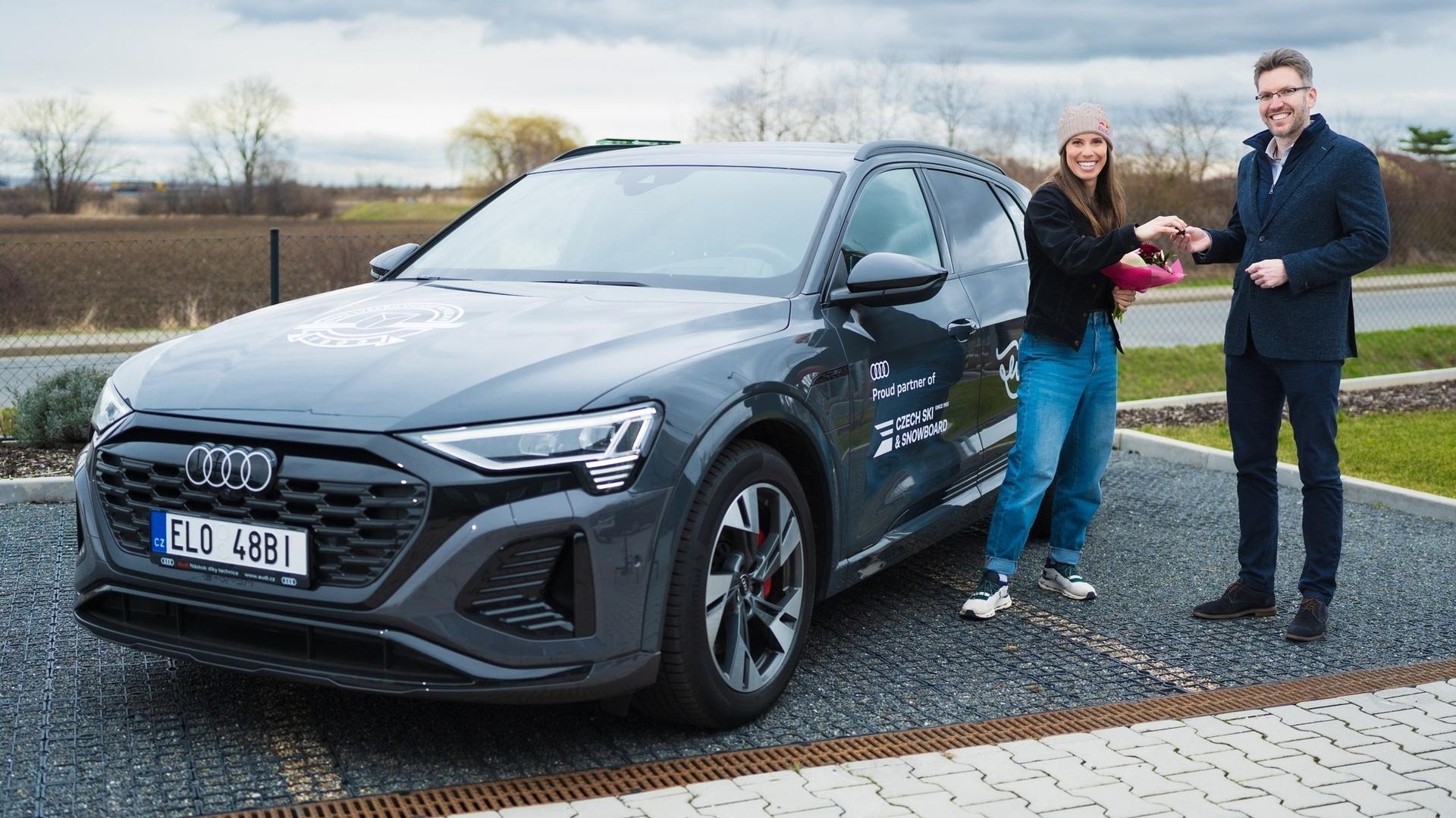 Miluje prkno, ale i elektromobily. Eva Adamczyková nově jezdí s Audi Q8 e-tron