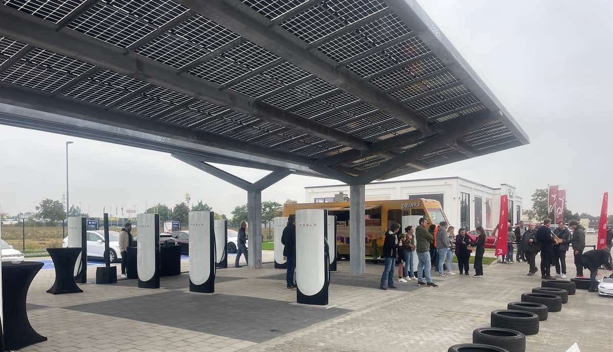 Nabíjecí stanice Tesla Supercharger v německém Paine