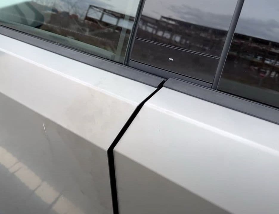 Špatné slícované dveře Cybertrucku