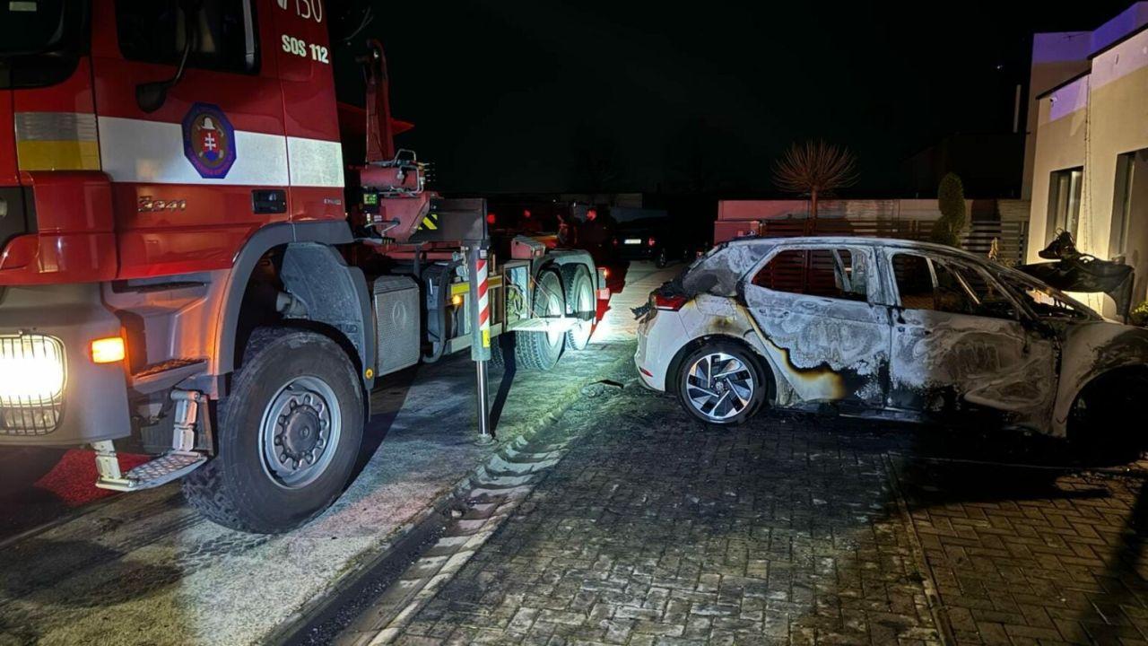 První požár elektromobilu na Slovensku. Může za něj neznámý žhář