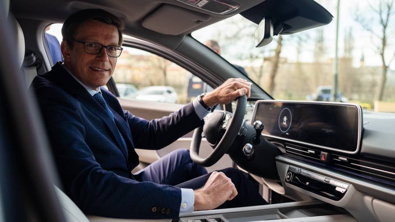 Ministr Kupka sedící v elektromobilu Hyundai Ioniq 6