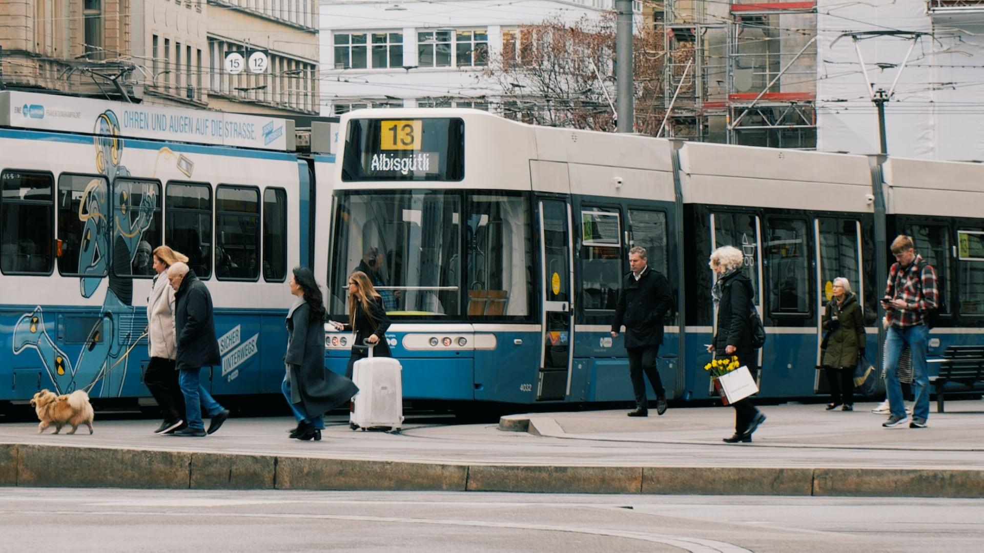 Airbag na tramvaji? Švýcarský Curych začíná testovat nevídanou novinku