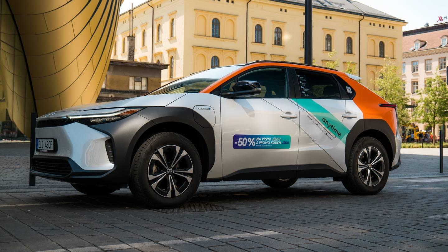 Anytime carsharing v Česku nově nabízí první elektromobil, Toyotu bZ4X