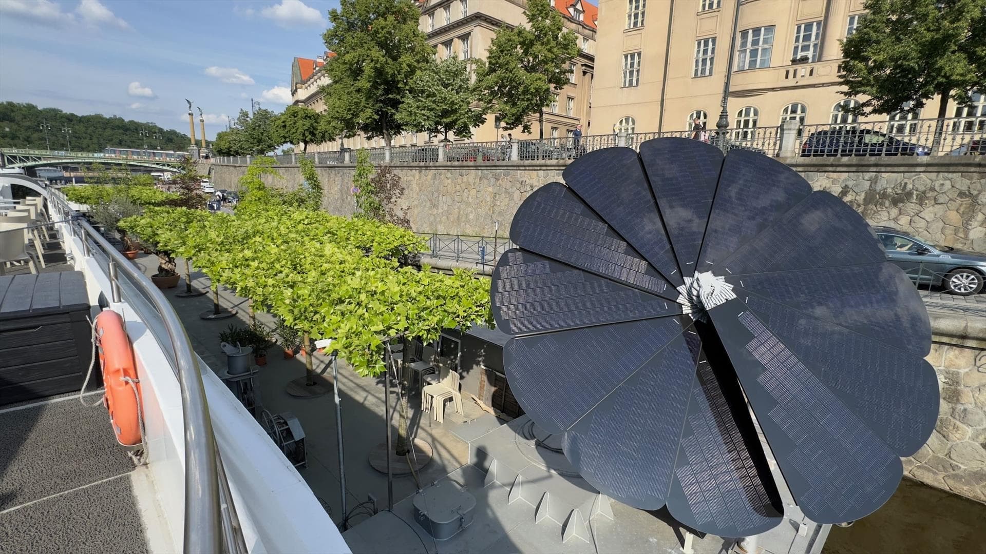 Solární systém Smartflower postavila v Praze společnost Prague Boats | foto: Prague Boats