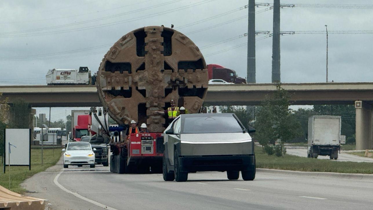 Razící stroj pro nový tunel v Gigafactory Texas | x.com/The Boring Company