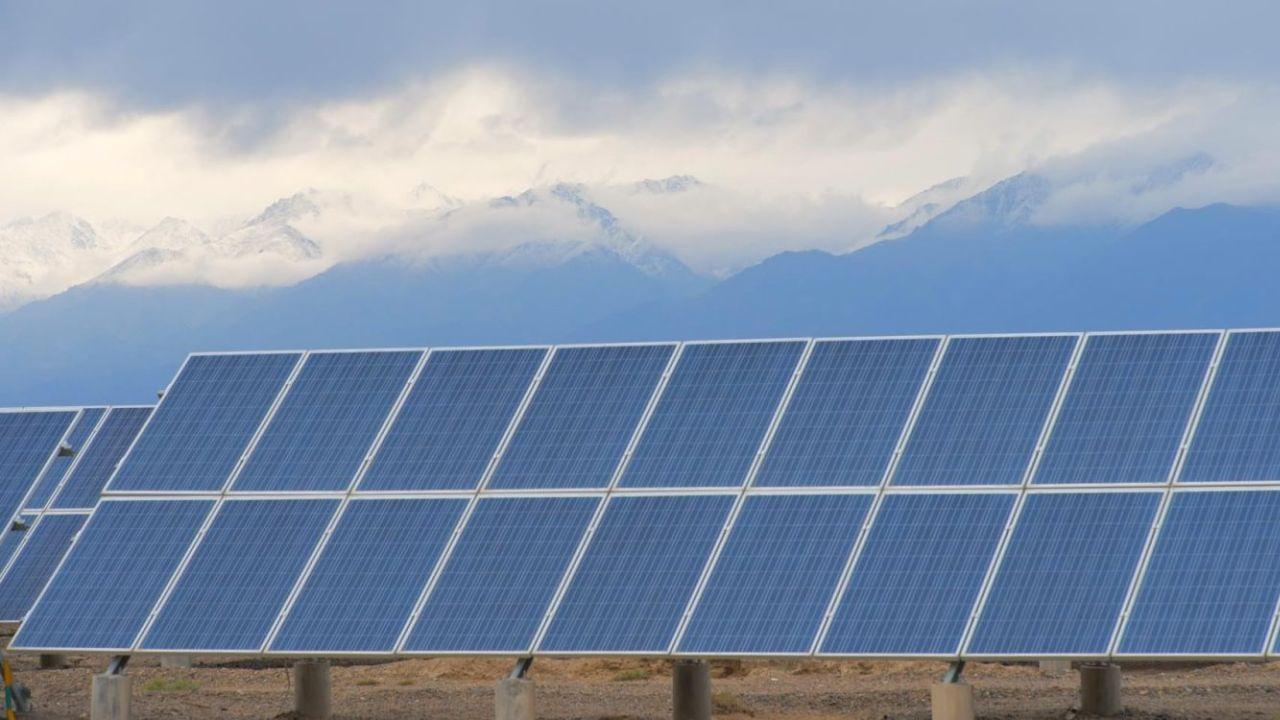 Čína píše dějiny zelené energie! Spouští největší solární farmu na světě