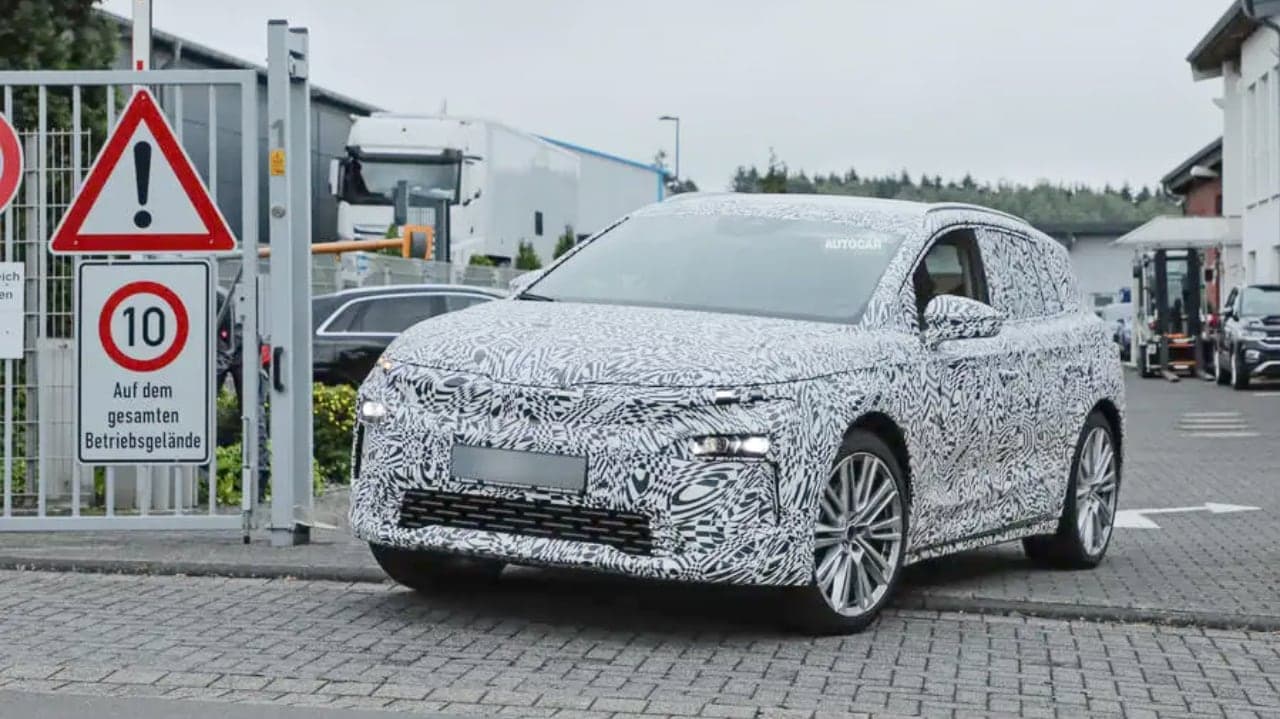 Prototyp chystaného elektromobilu Škoda Elroq s kamufláží