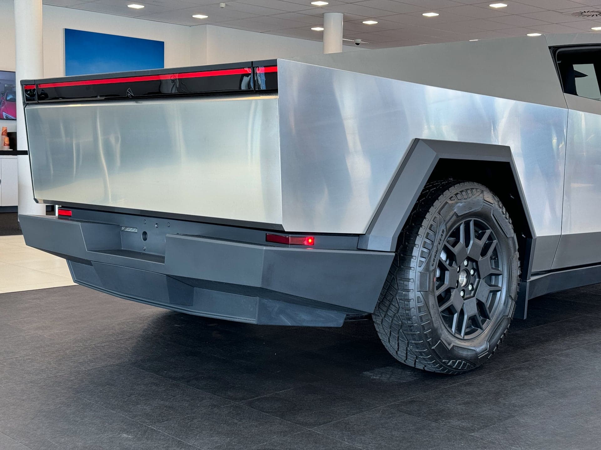 Tesla Cybertruck naživo v Praze