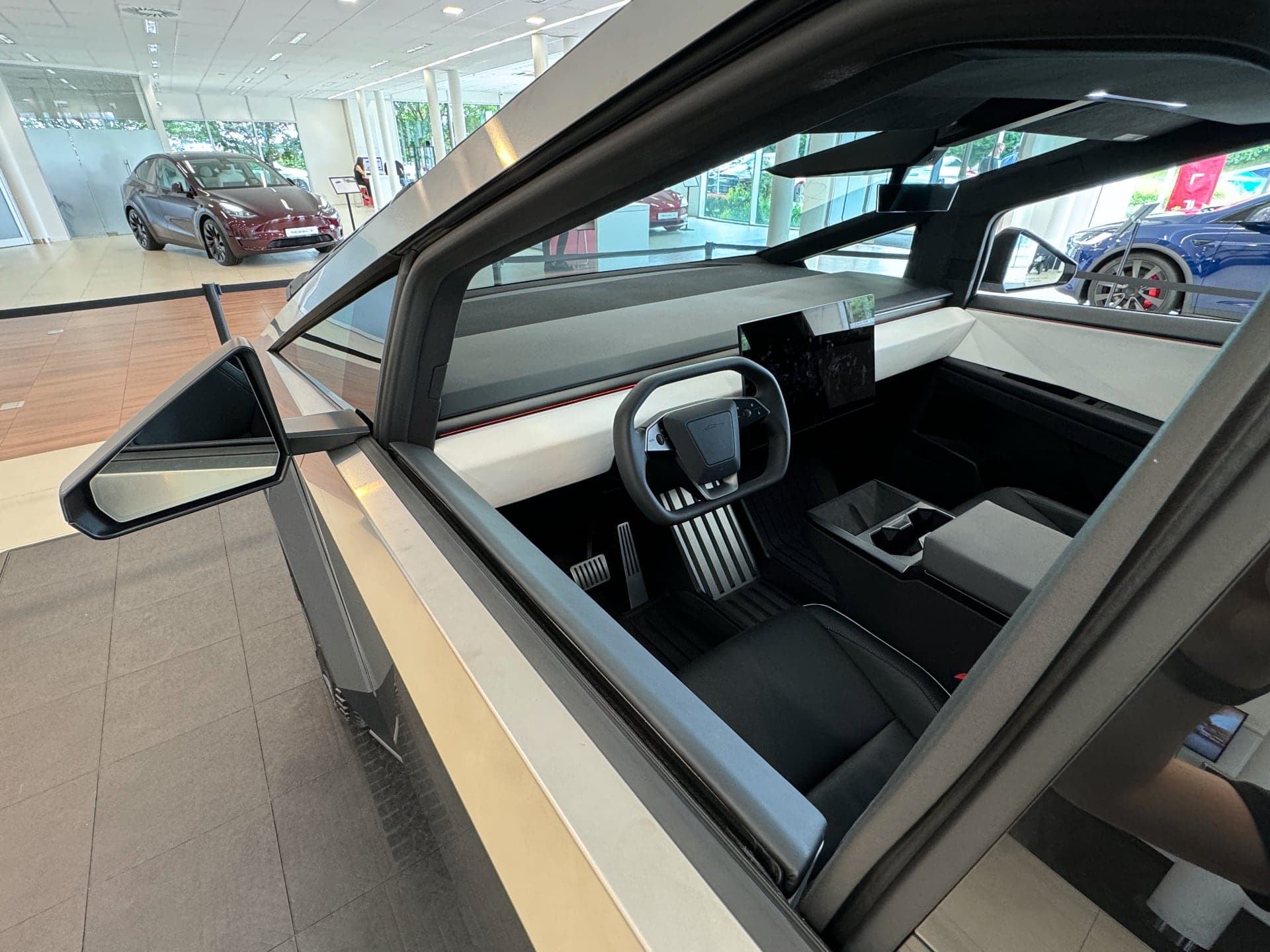 Tesla Cybertruck naživo v Praze