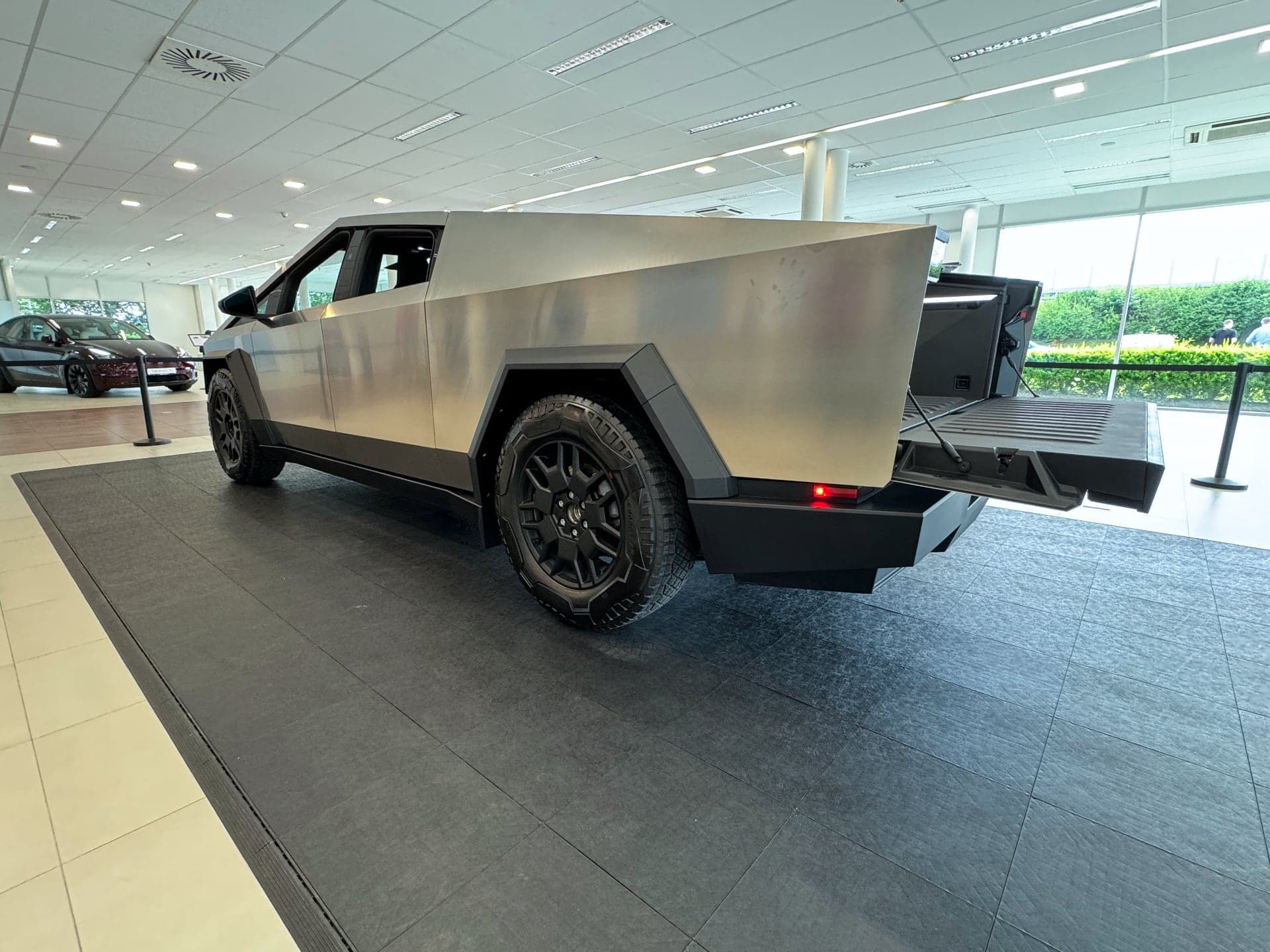 Tesla Cybertruck naživo v Praze