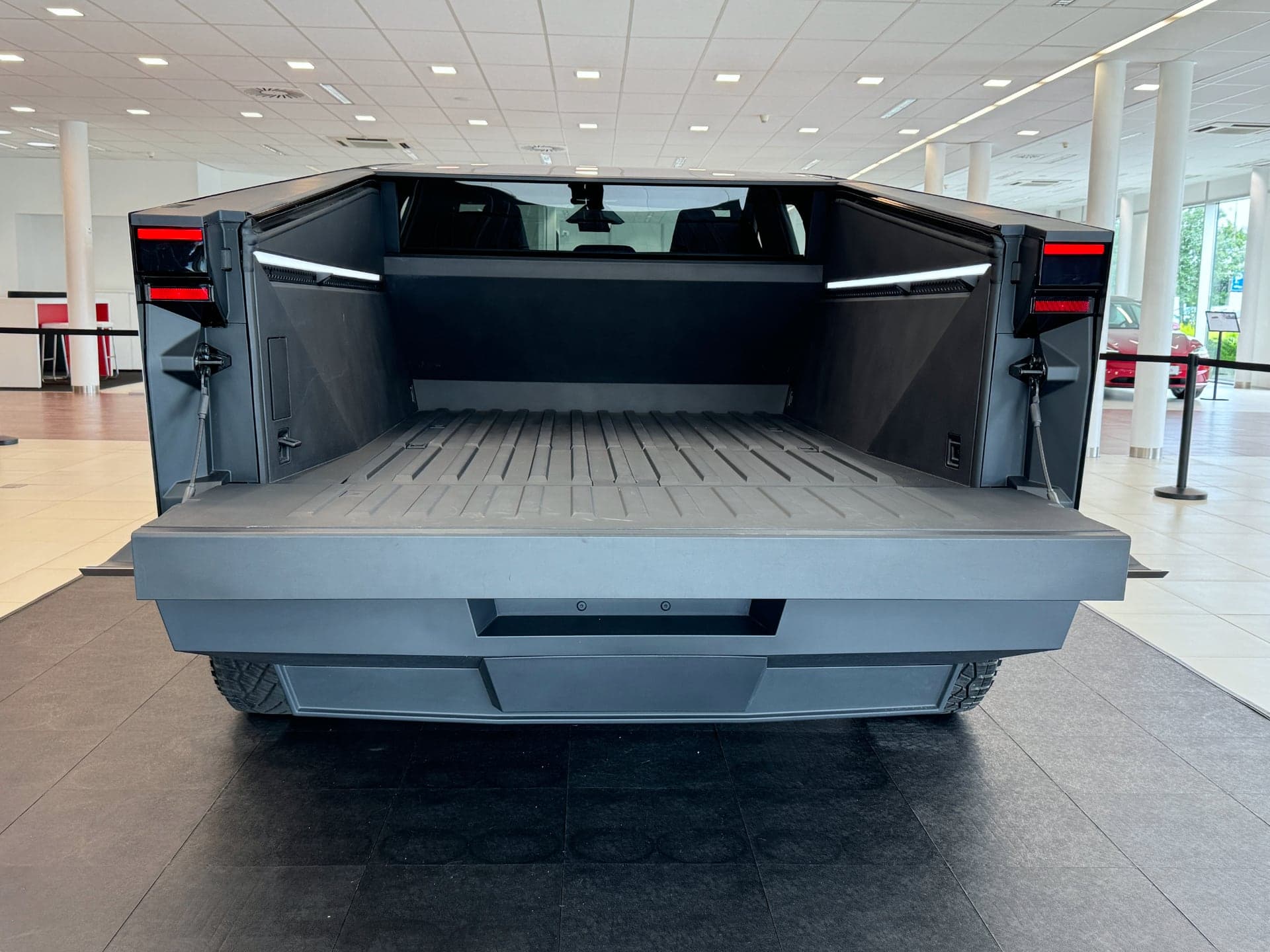 Tesla Cybertruck naživo v Praze