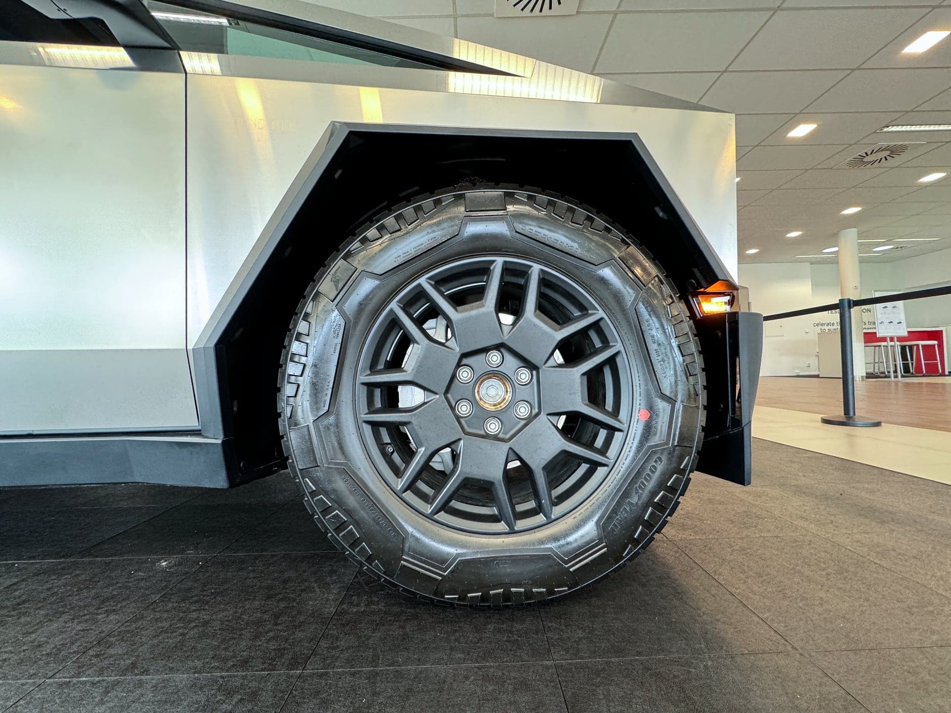 Tesla Cybertruck naživo v Praze