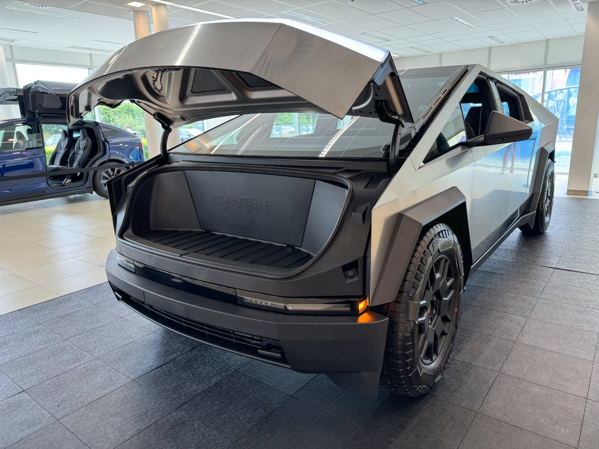 Tesla Cybertruck naživo v Praze