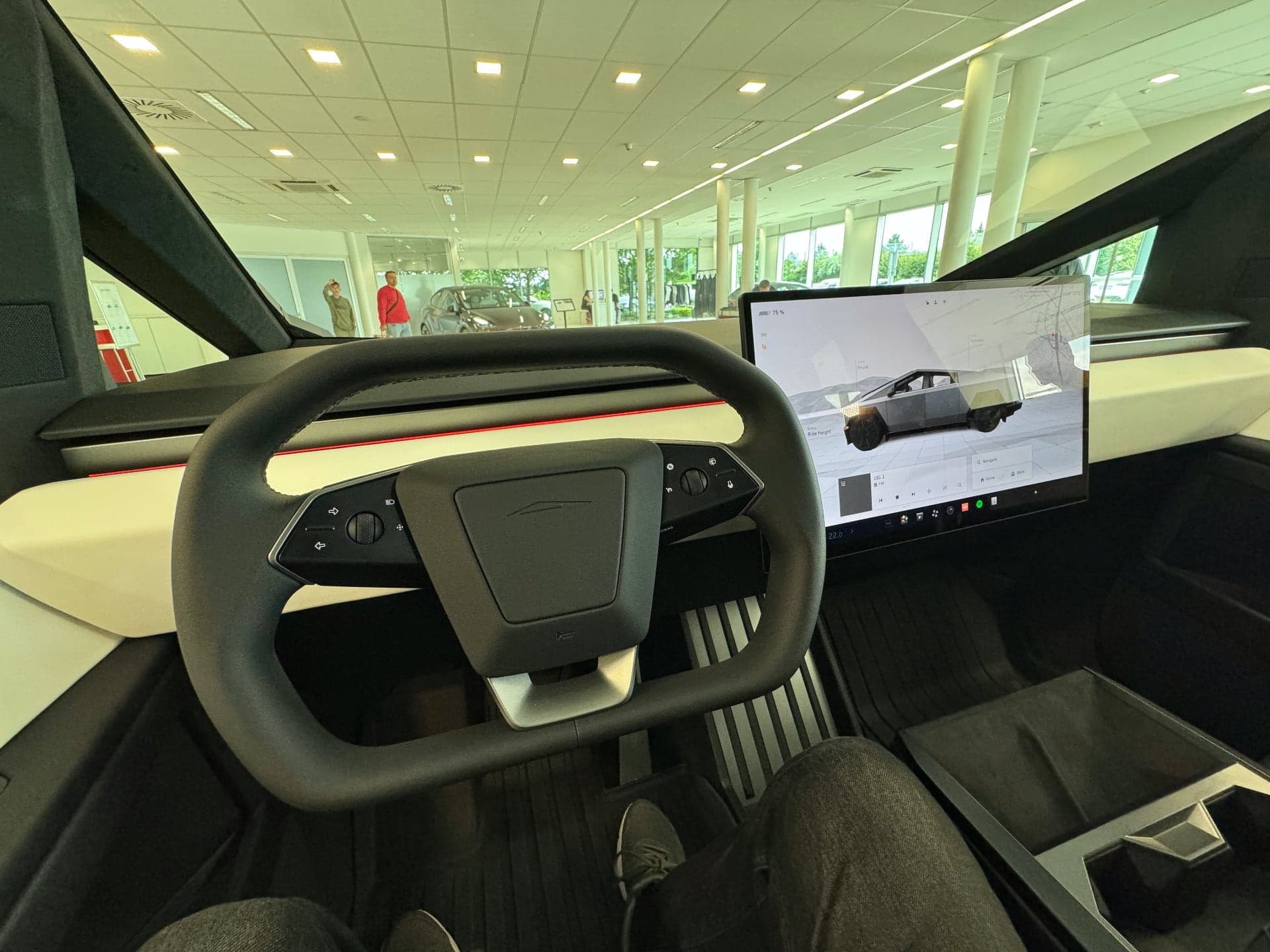 Tesla Cybertruck naživo v Praze | foto: Luboš Srb