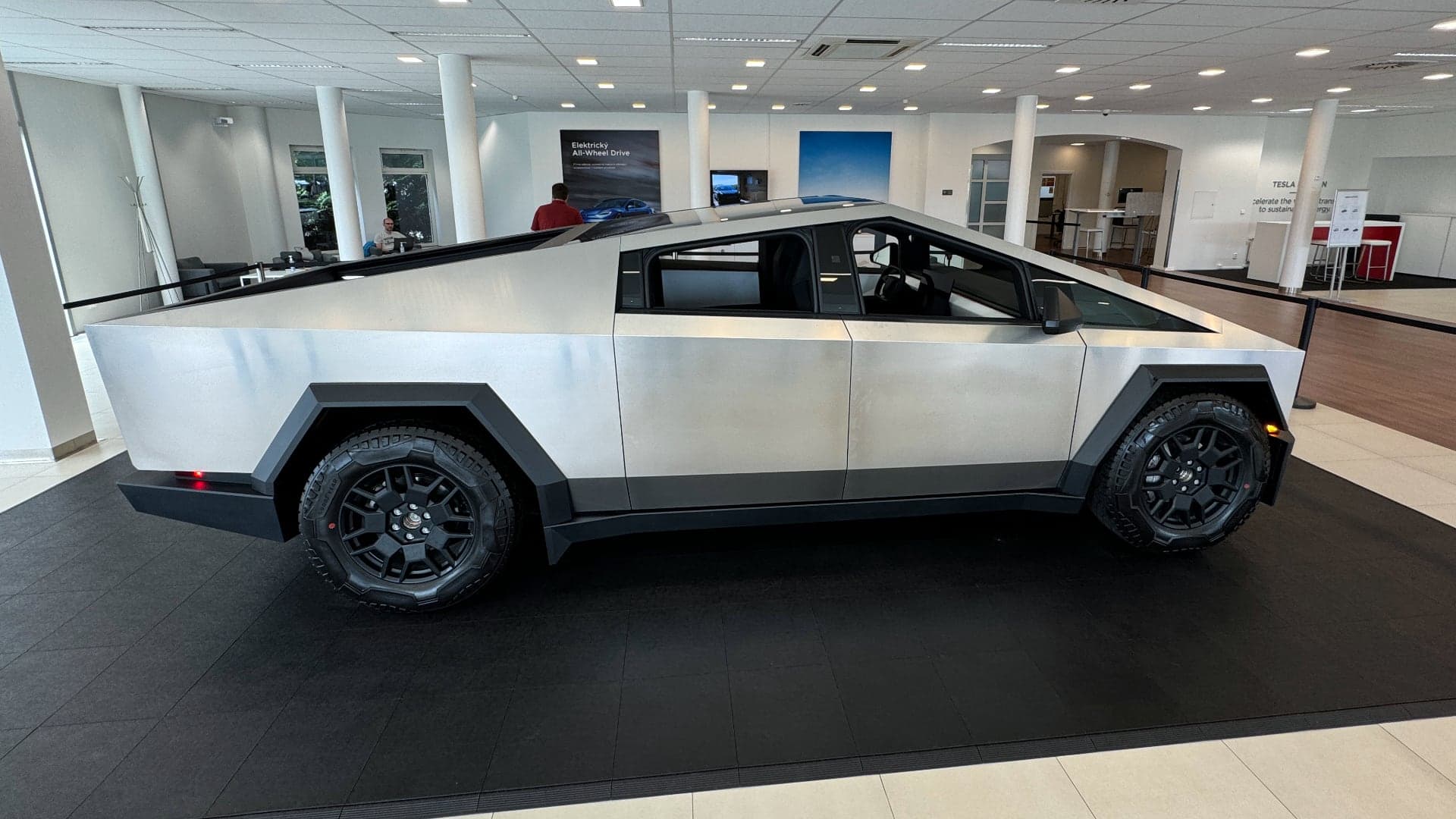 Tesla Cybertruck naživo v Praze