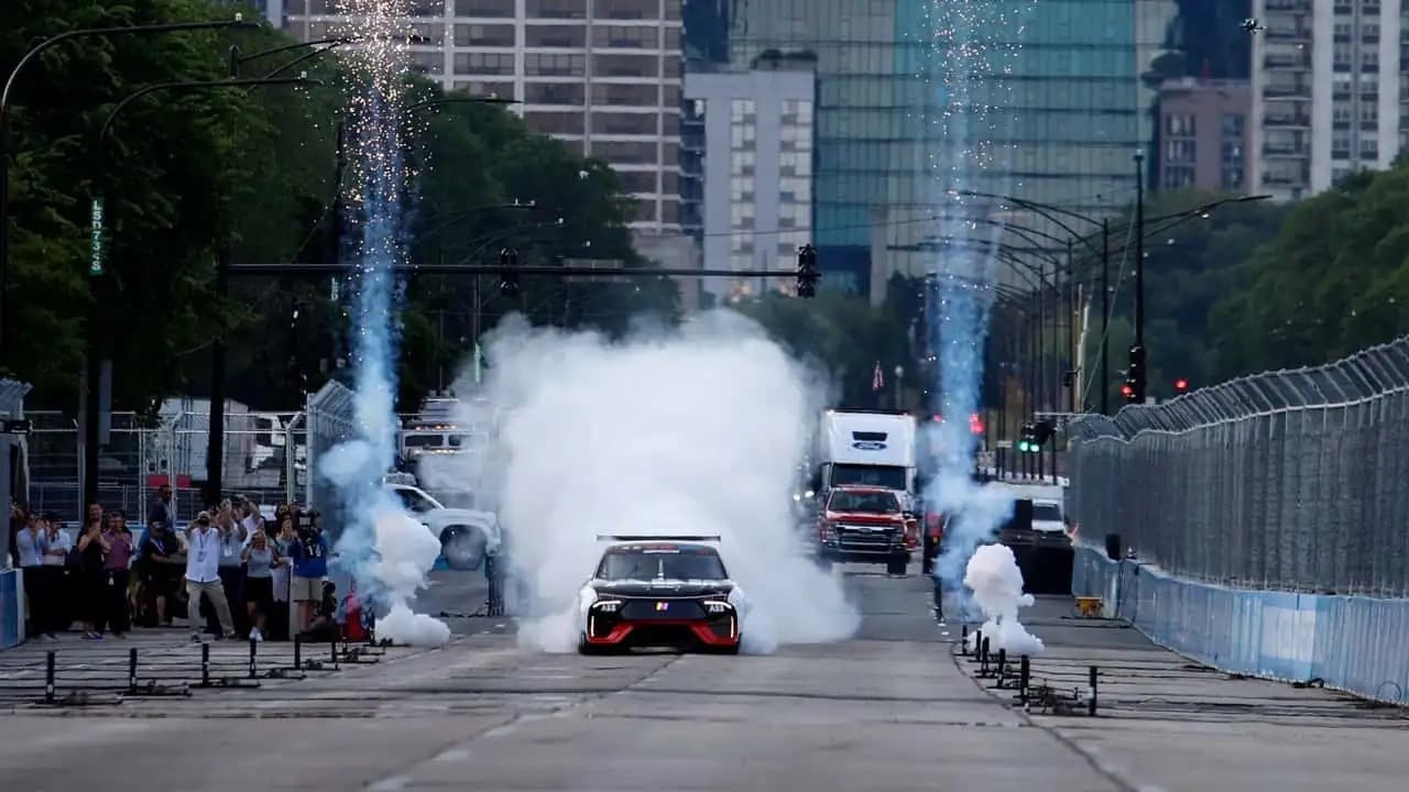 Elektrický prototyp závodního speciálu série NASCAR