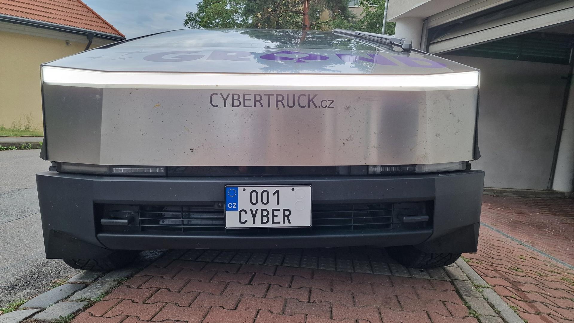 První Cybertruck v ČR dostal i stylovou SPZ na přání | foto: x.com/CyberTruck.cz