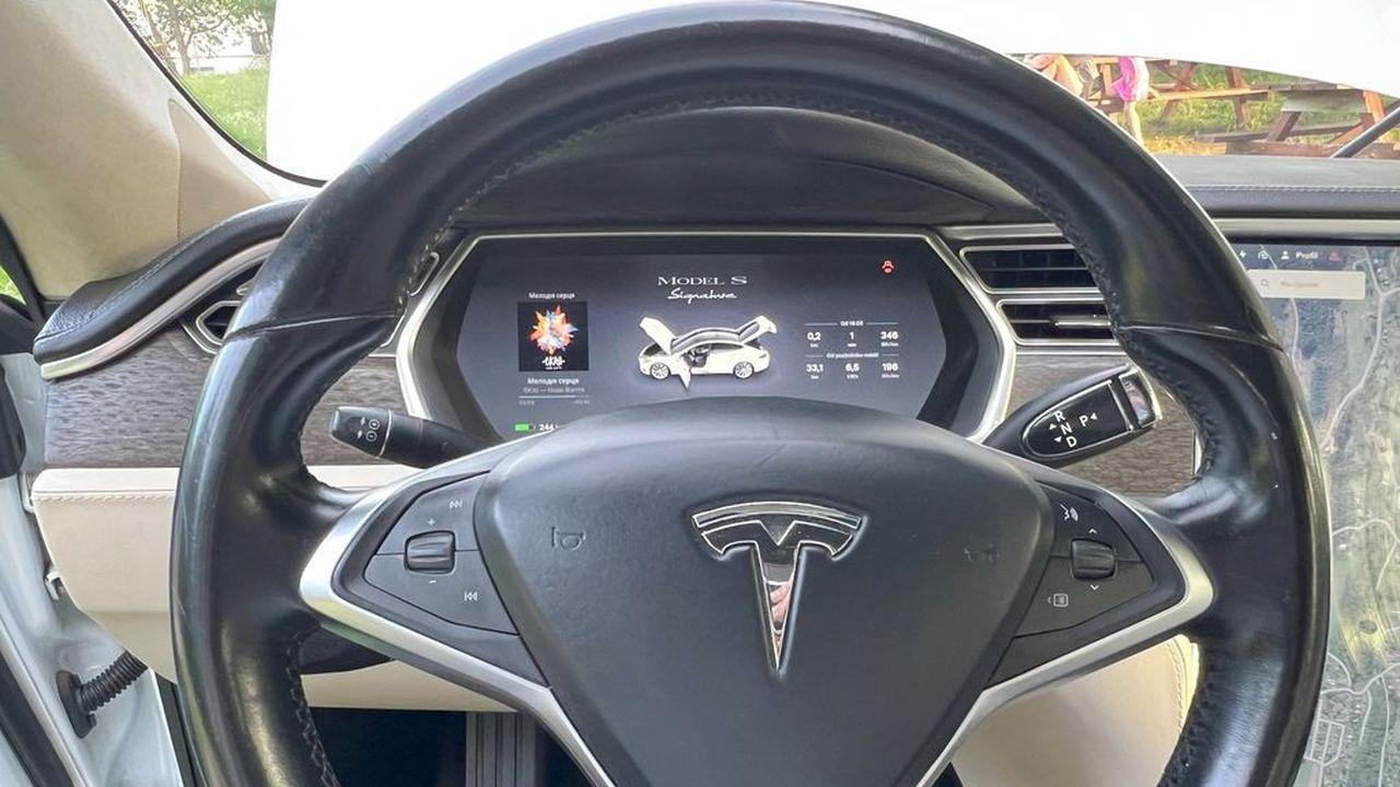 Ojetá Tesla Model S na inzertním serveru