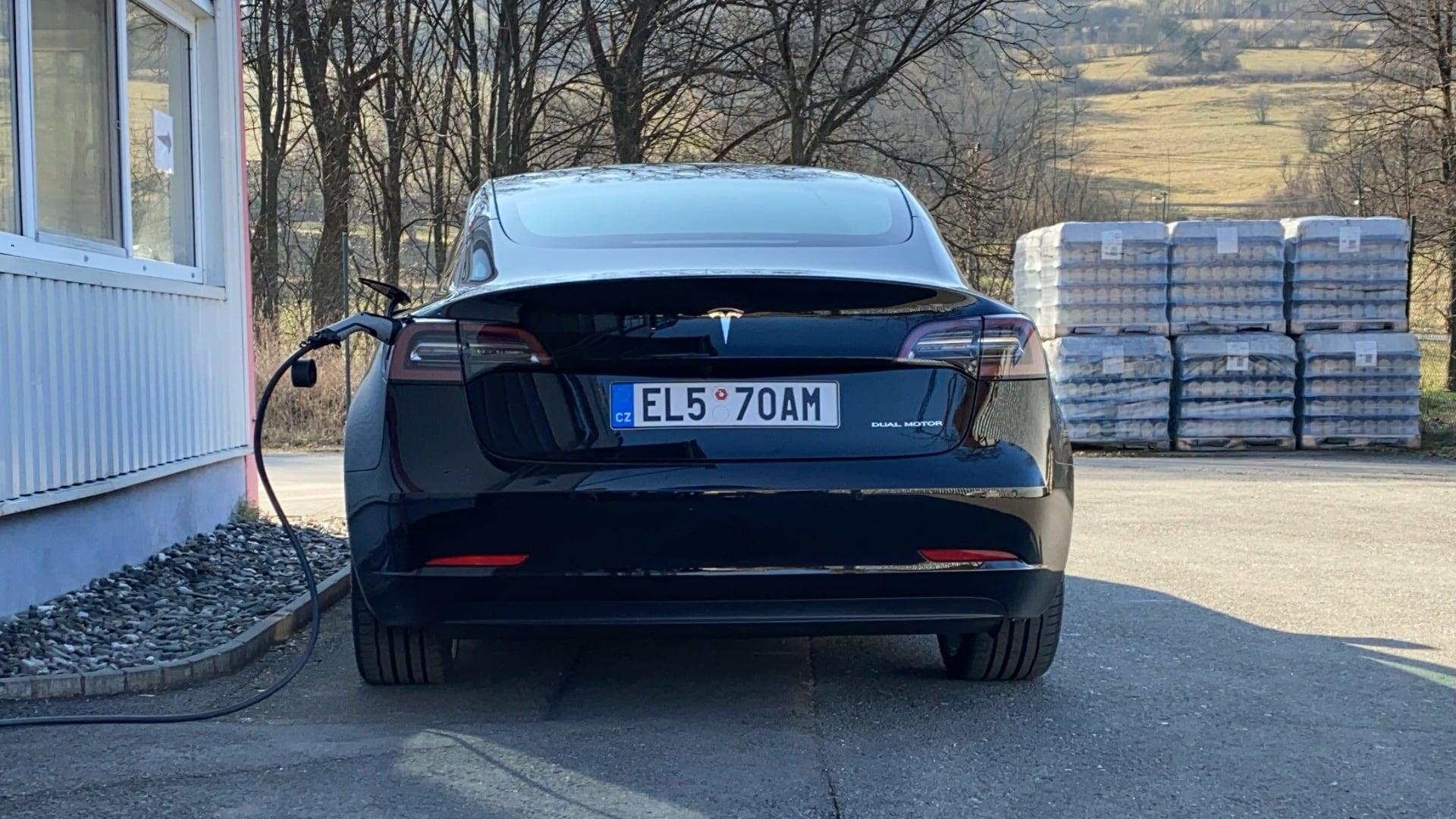 Společnost Milan METELKA do svého majetku pořídila elektromobil Tesla