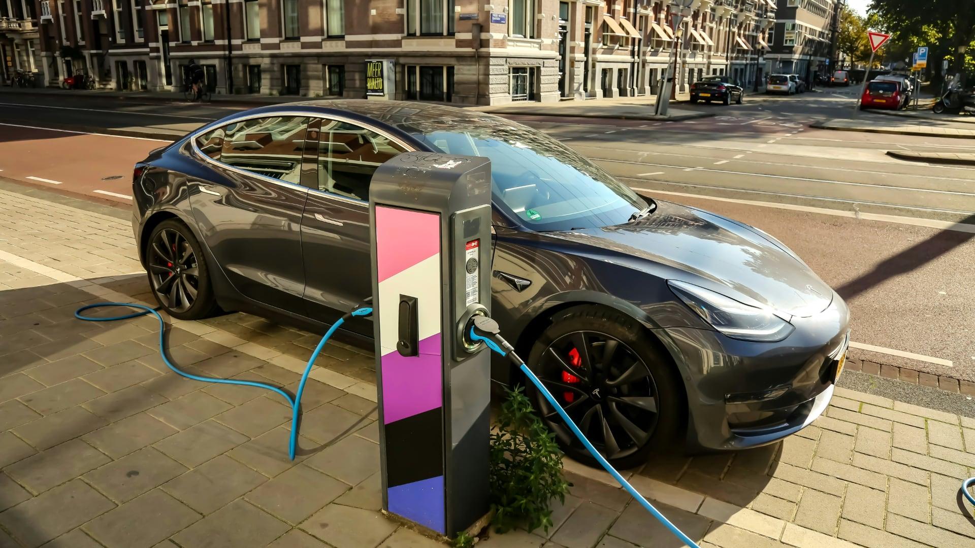 Nabíjení elektromobilu Tesla na veřejné dobíjecí stanici