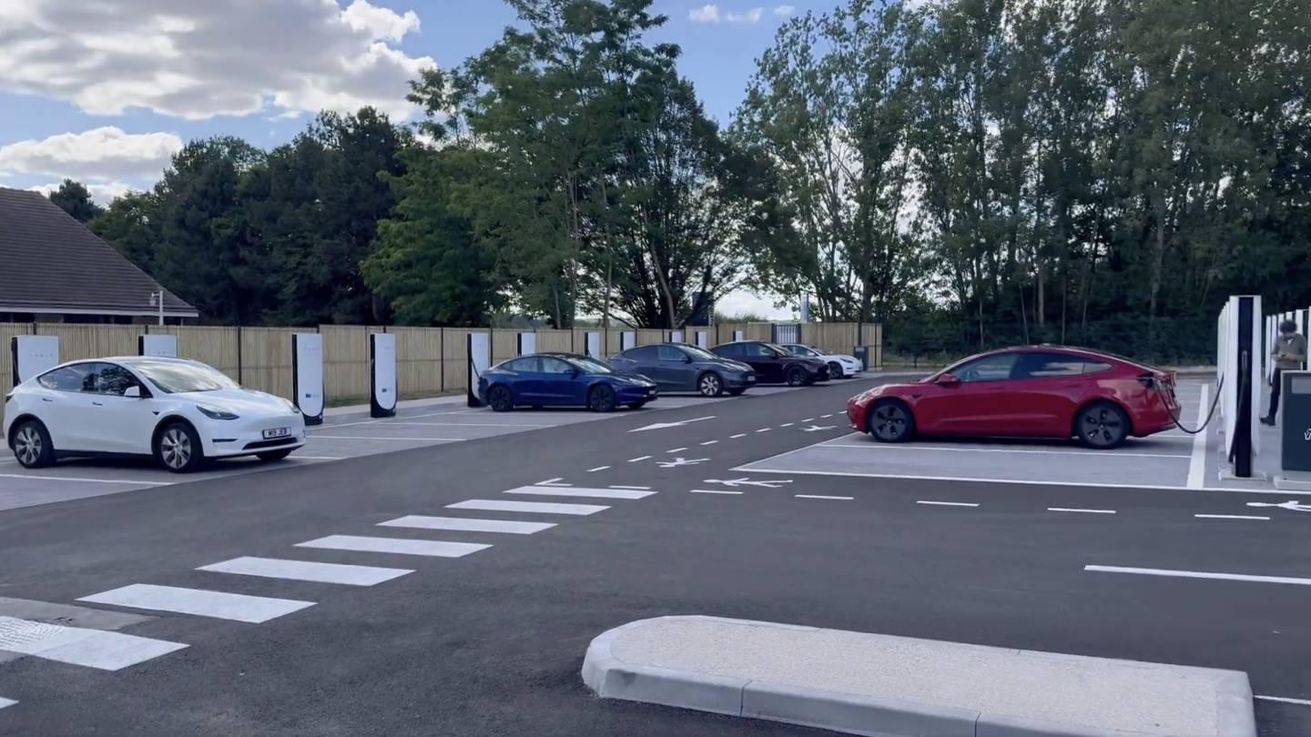 Největší Tesla Supercharger ve Francii