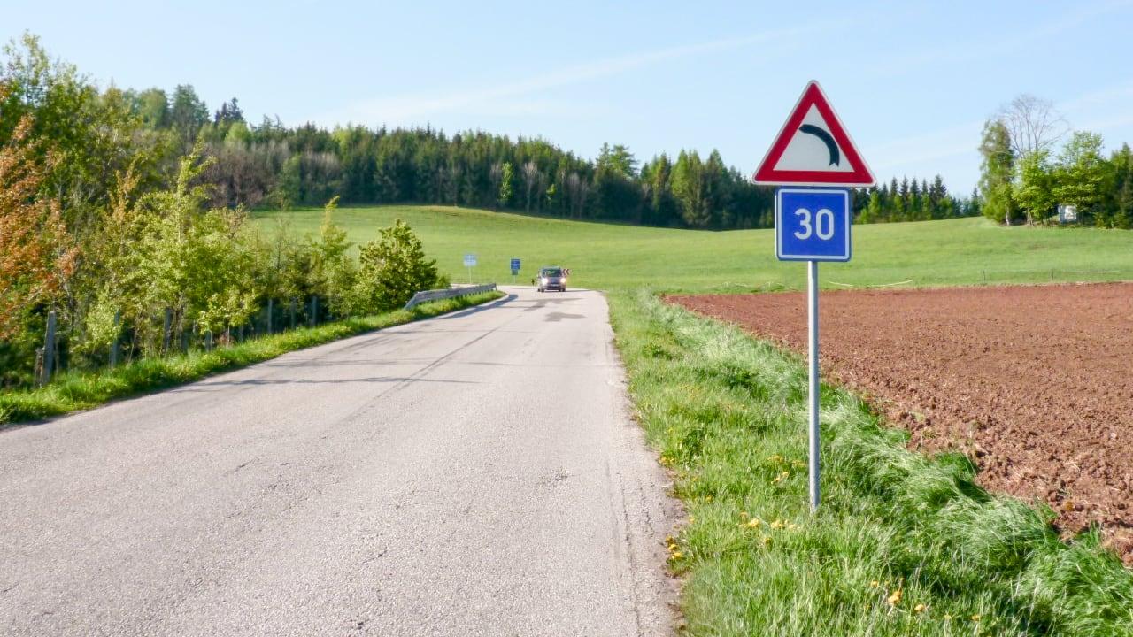 Značka doporučená rychlost 30 a příklad, kde ji najdeme