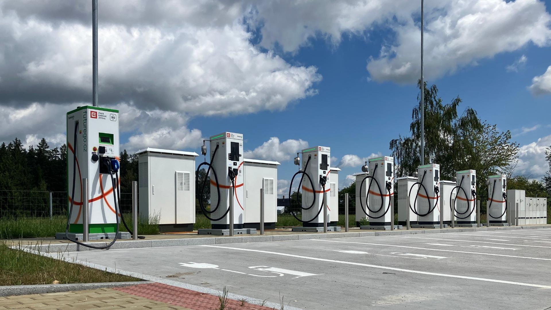 ČEZ spustil největší ultrarychlý dobíjecí hub v Česku. Nabije až 28 elektromobilů najednou