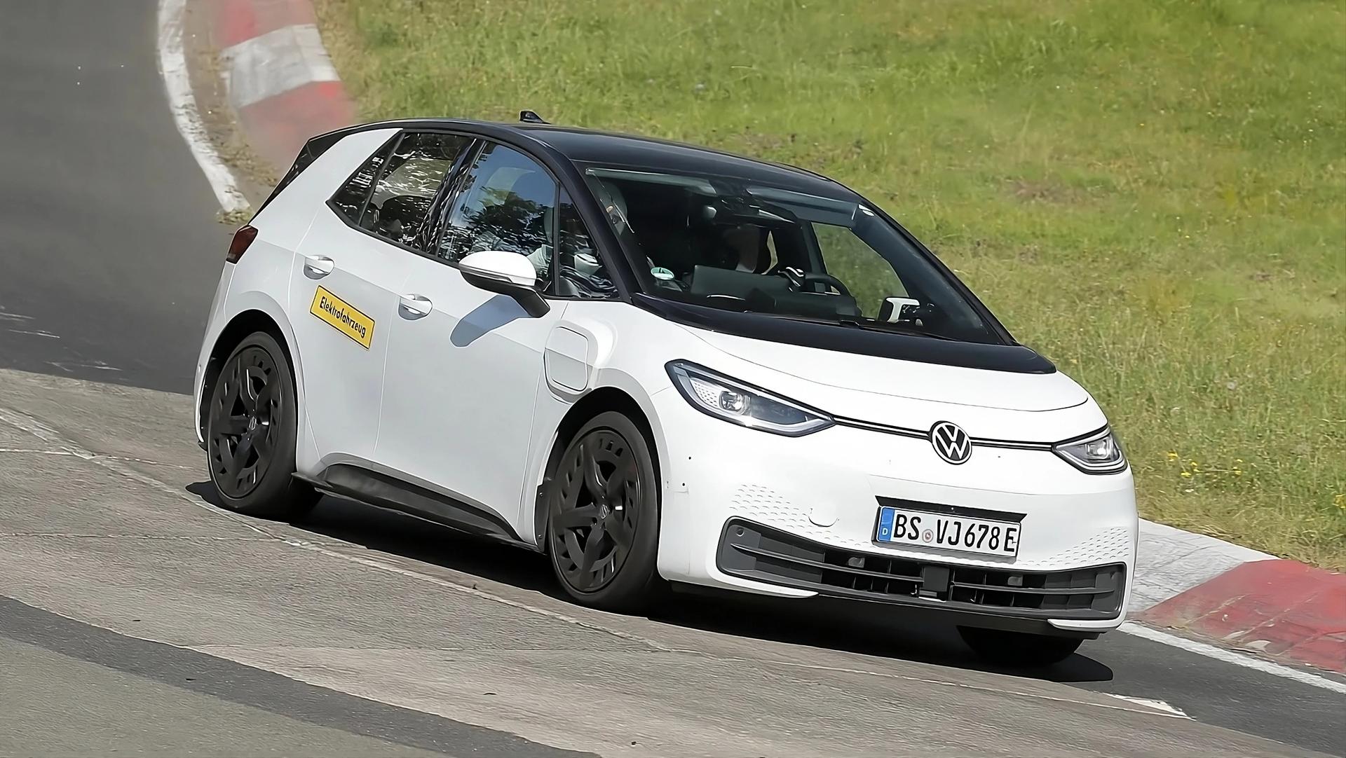 Špionážní snímek Volkswagenu ID.2 na okruhu Nürburgring | foto: autoexpress.co.uk