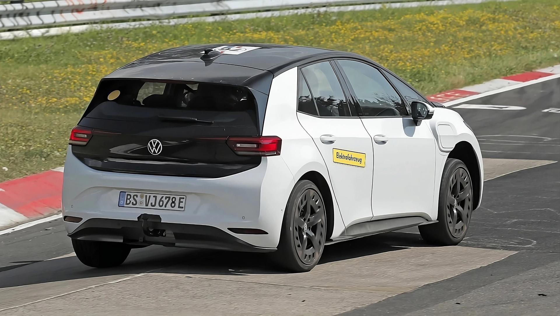 Špionážní snímek prototypu Volkswagen ID.2 na okruhu Nürburgring | foto: autoexpress.co.uk