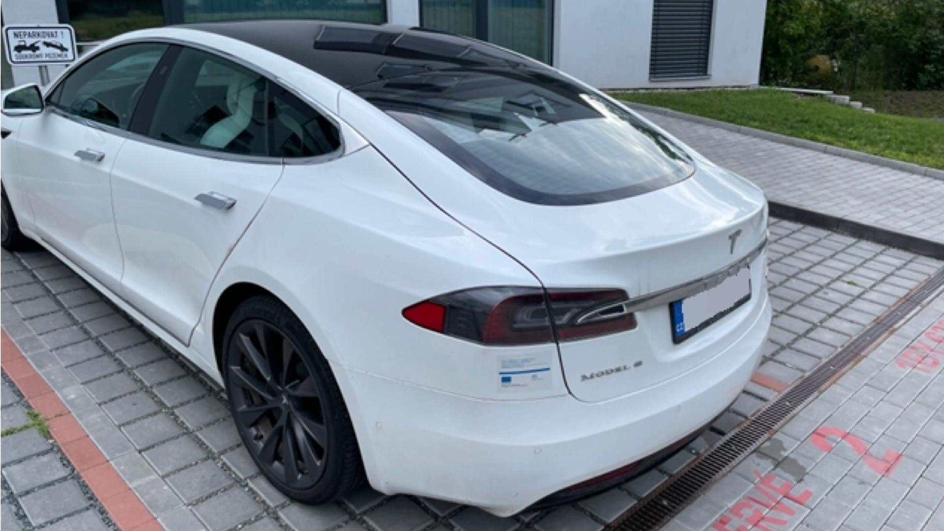 Firma PATRON-IT pořídila elektromobil Tesla Model S na dotaci