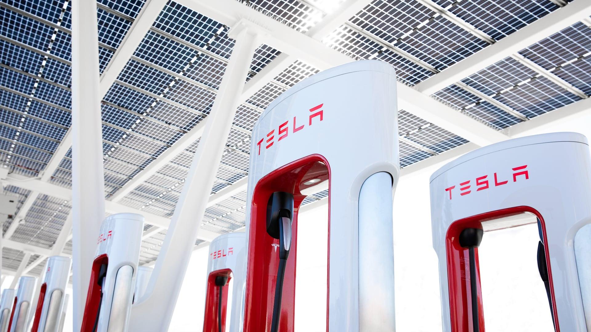 Řidiči si připlatí. Tesla zpřesnila ceny nabíjení na Superchargerech