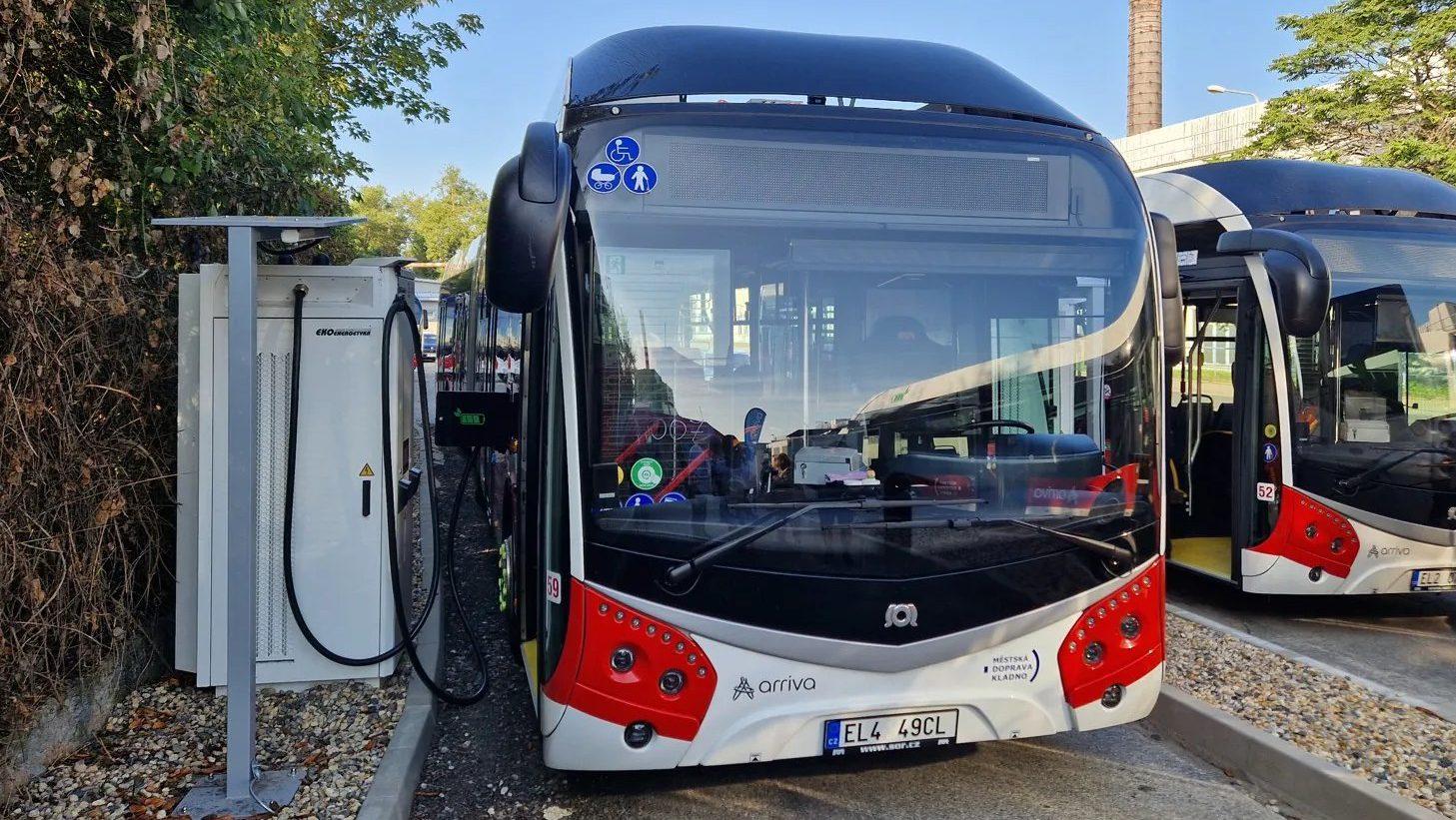 Na Kladně mají nové elektrobusy s největší dobíječkou e-busů u nás