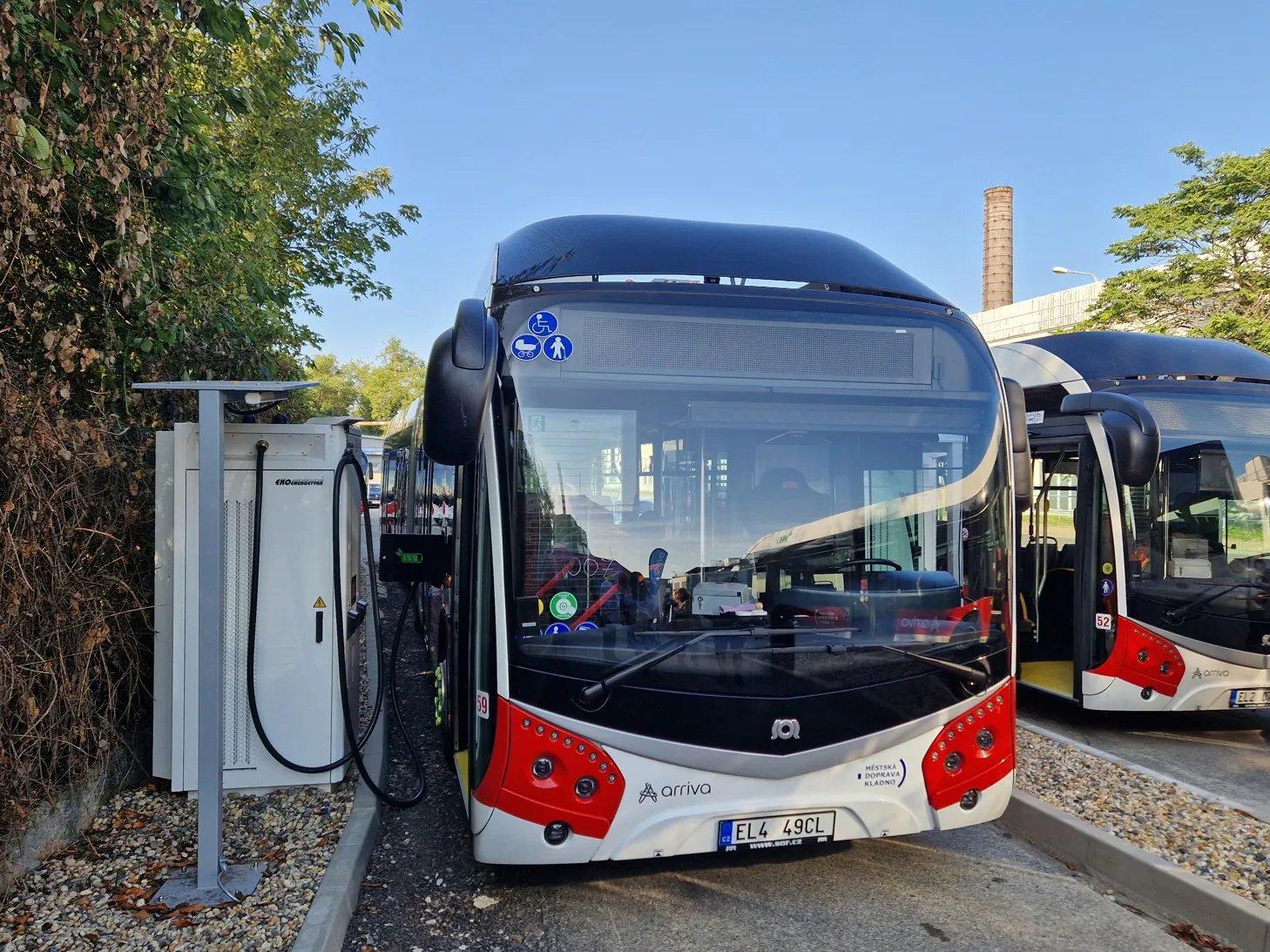 Nové elektrobusy na Kladně se dobíjejí z elektrárny.